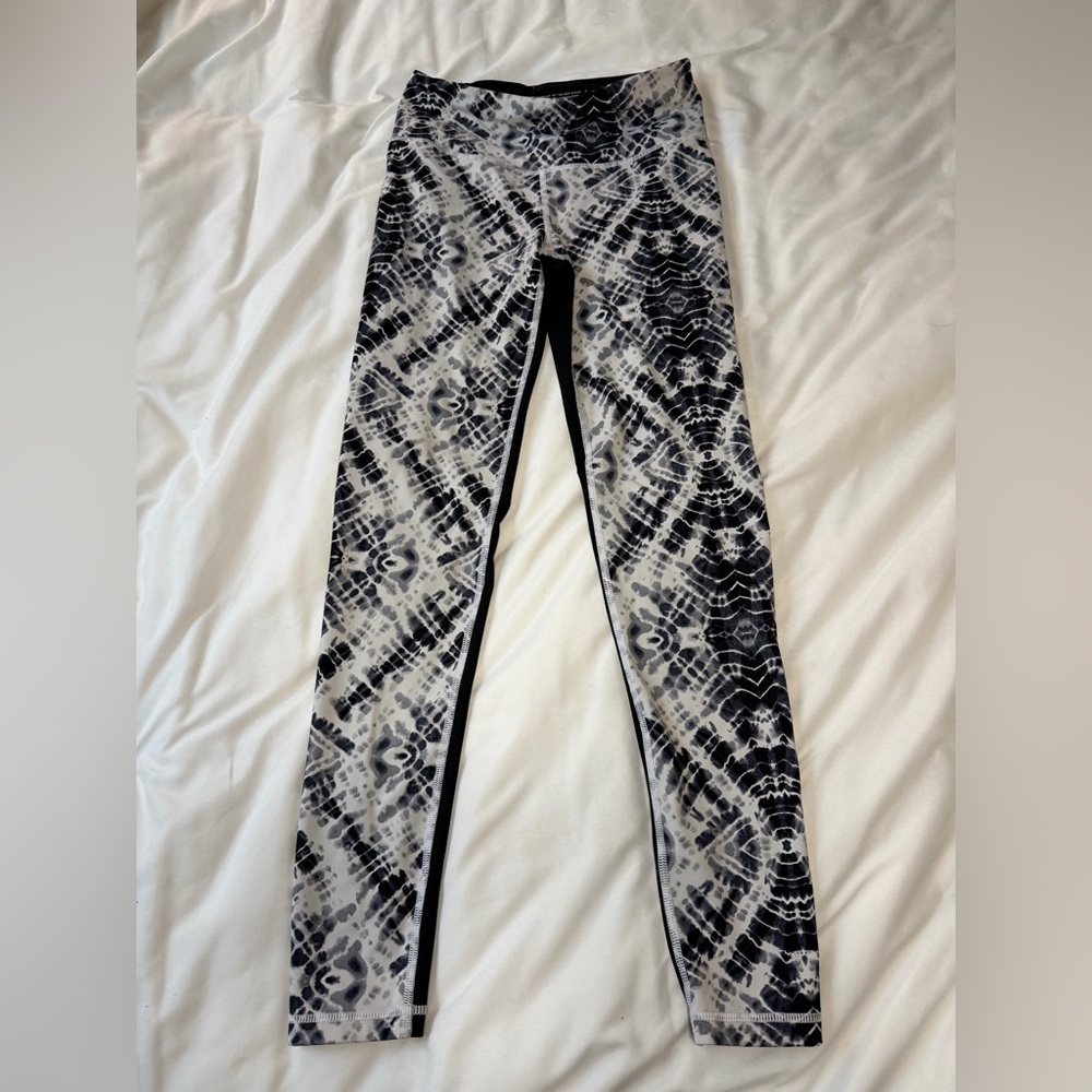 VICTORIA SPORT Black and White Patterned Leggings